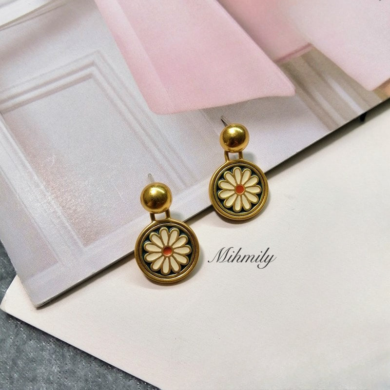 【Mihmily】Vintage Artisan Enamel White Floral Stud Earrings - Elegant and stylish earrings that make you feel beautiful